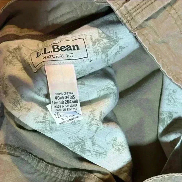 Menβs L.L Bean Khaki Relaxed Fit Cargo Style Pants, 40 x 34 - Picture 4 of 4